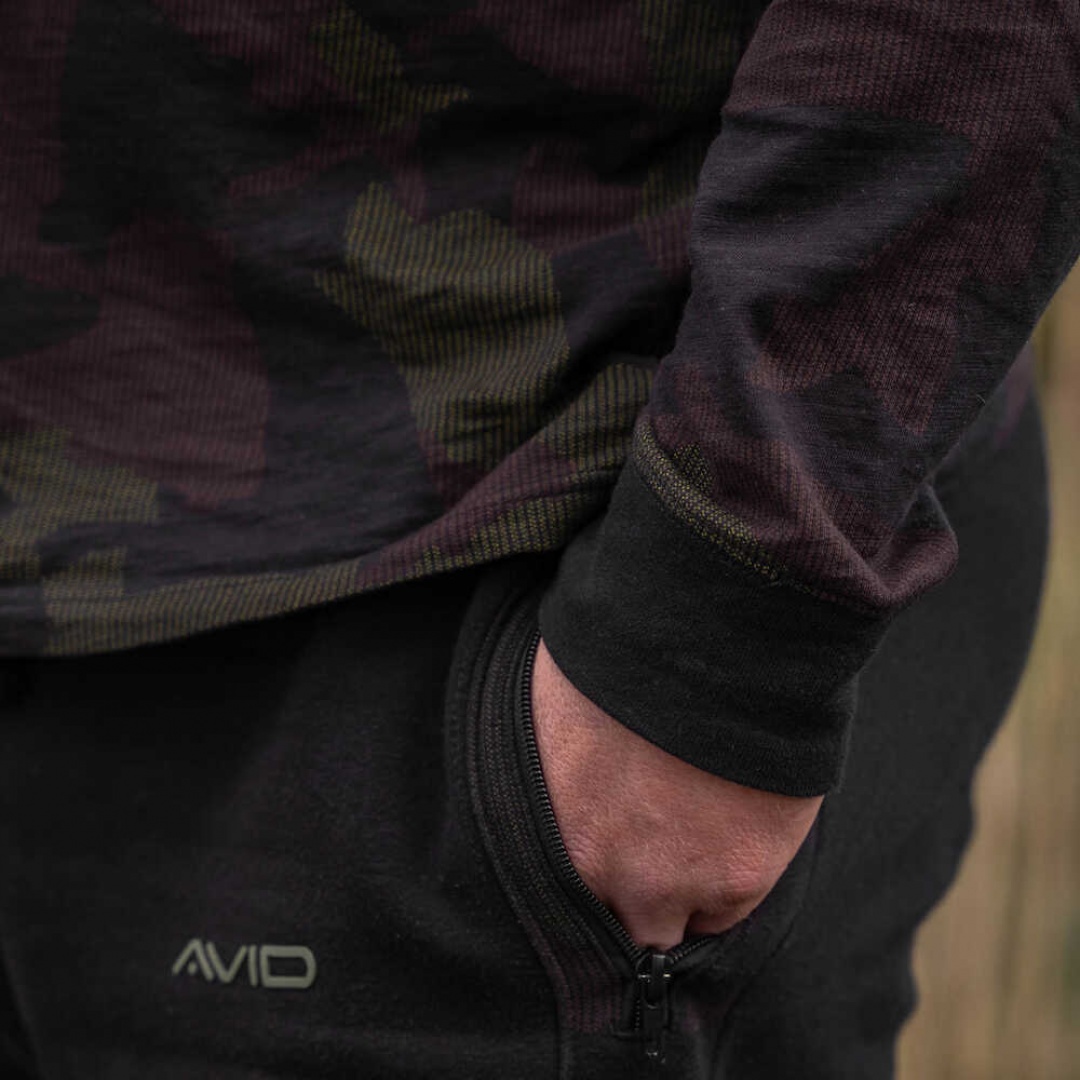 Avid Carp Distortion CAMO Lite T-Shirt - Long Sleeve